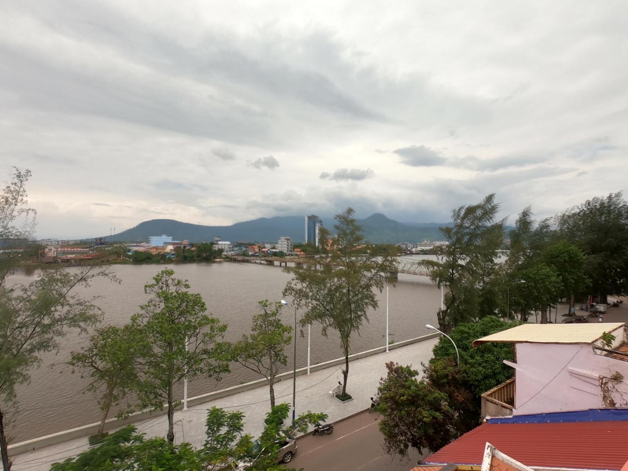 Good Morning Kampot Hotel Buitenkant foto