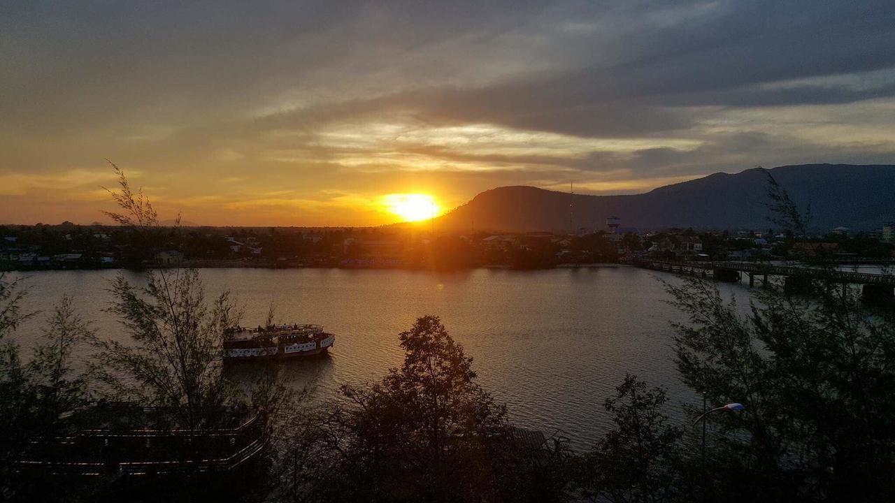 Good Morning Kampot Hotel Buitenkant foto